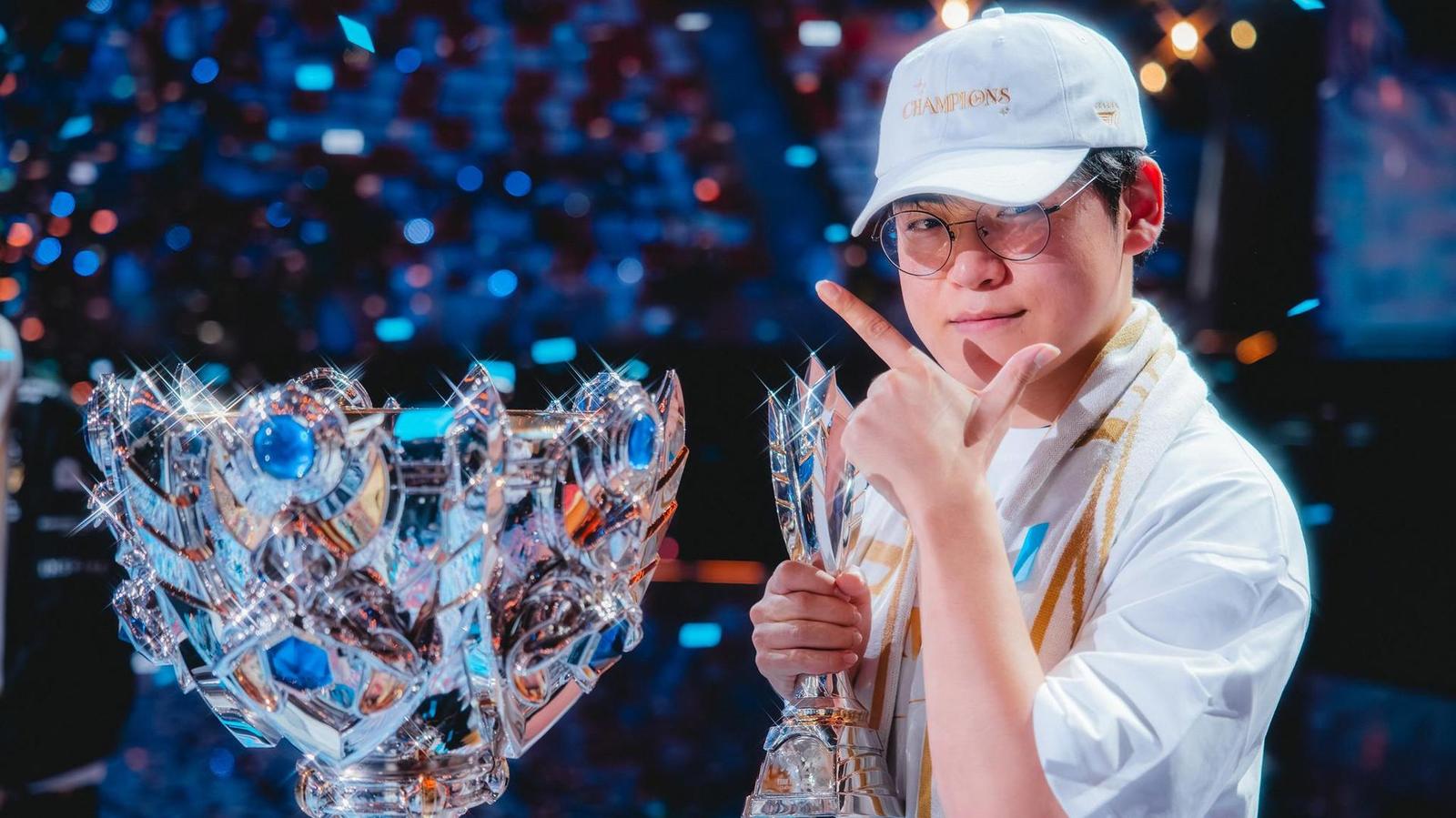 Přestup roku? T1 po výhře na Worlds oficiálně mění soupisku