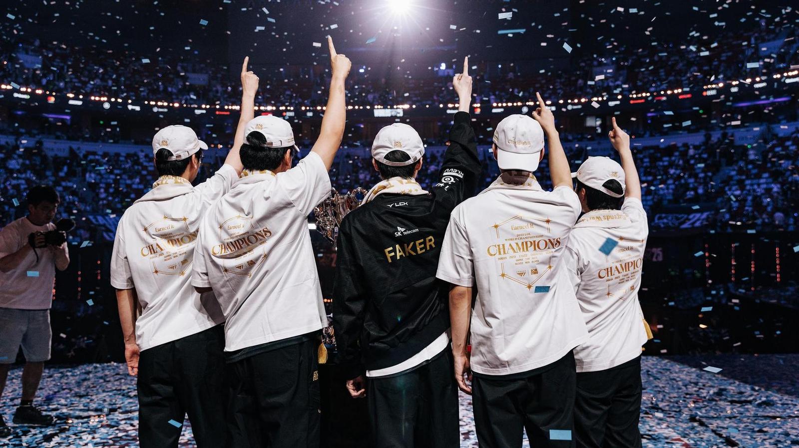 Hráči T1 vybírají skiny za vítězství Worlds, někteří už mají jasno