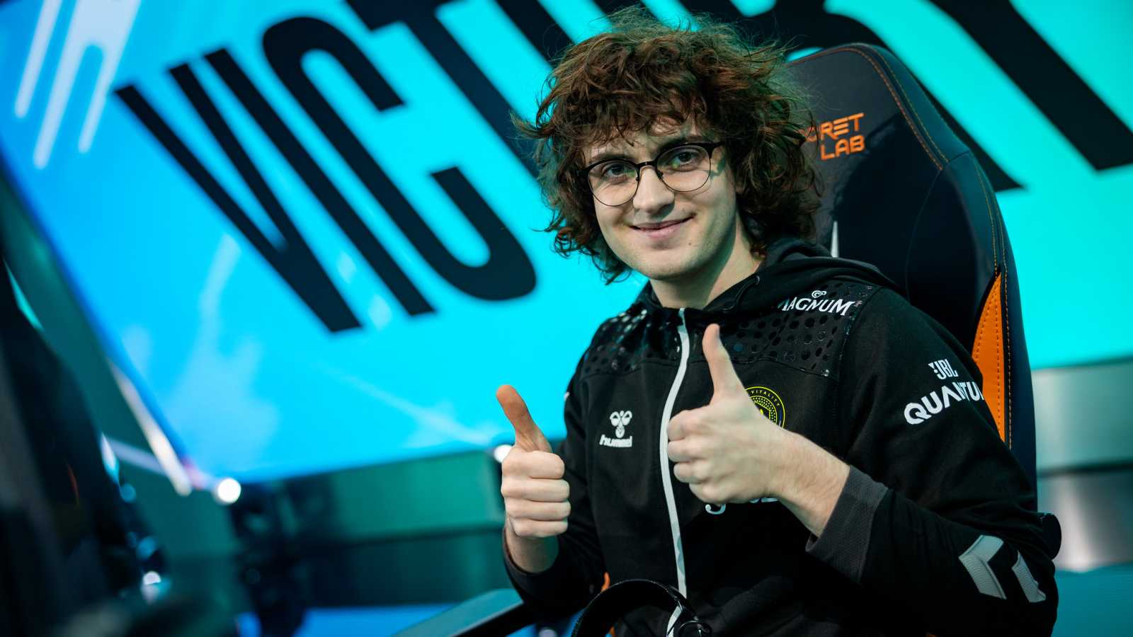 Carzzyho preferovaná poloha monitoru a další vtipné momenty v novém Kia Mic Check