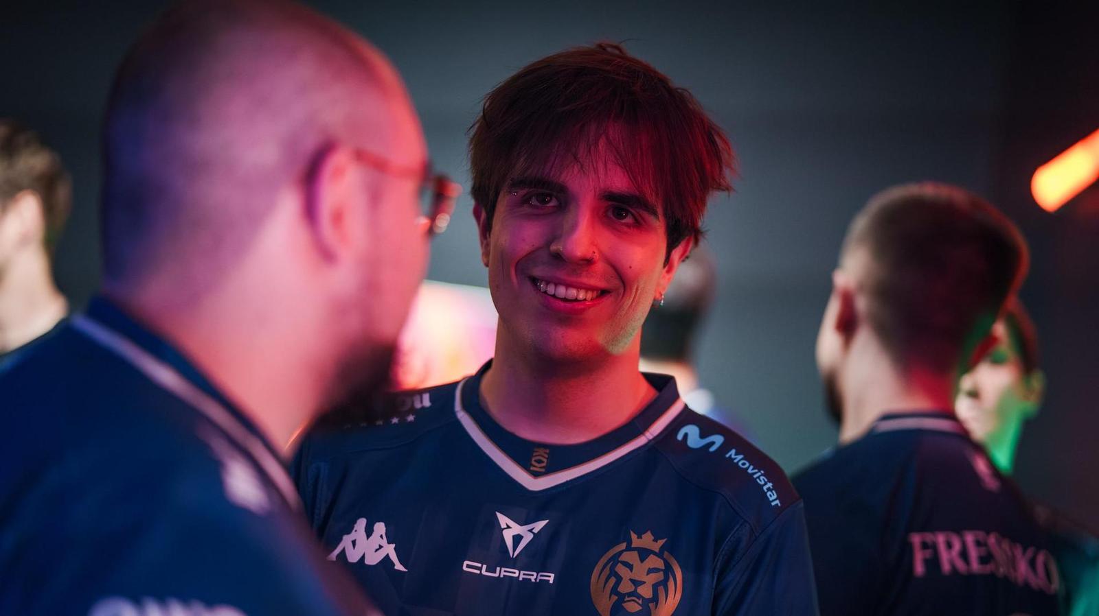 Milostné pohledy a sladění skinů v novém Kia Mic Check